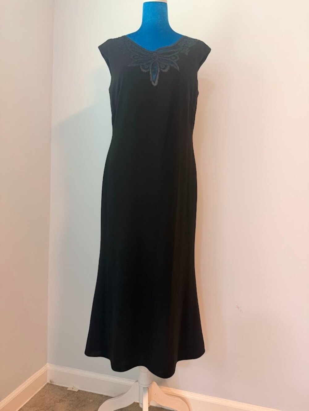 Lauren Ralph Lauren Black Midi Dress Sleeveless Embroidered V Neck Size 8